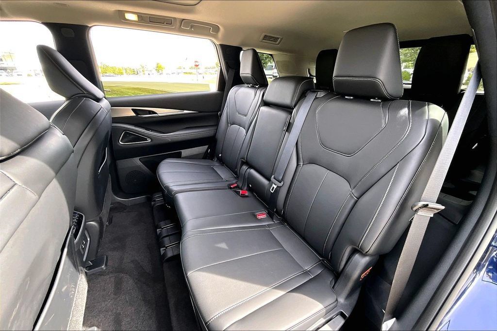 Certified 2027 INFINITI QX60 Luxe w/ Cargo Package AWD/4WD image 32