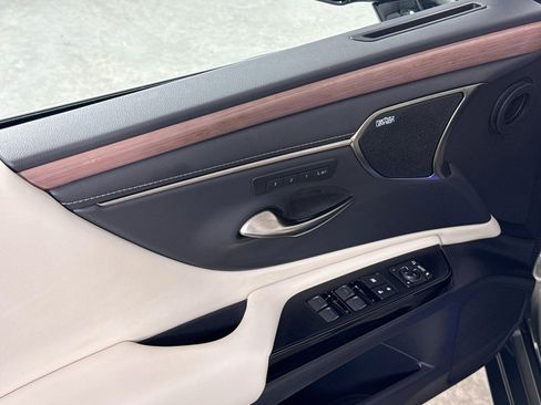 Used 2025 Lexus ES 300h Ultra Luxury w/ Accessory Package (Z2) FWD image 19