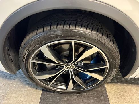 Used 2022 Volkswagen Tiguan SEL R-Line AWD/4WD image 9