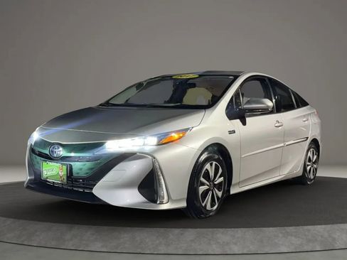 Used 2017 Toyota Prius Prime Premium image 11