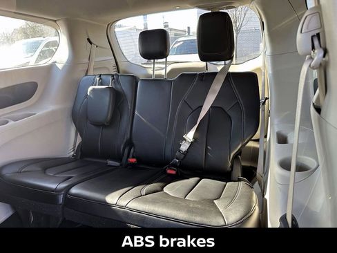 Used 2023 Chrysler Pacifica Touring-L image 16