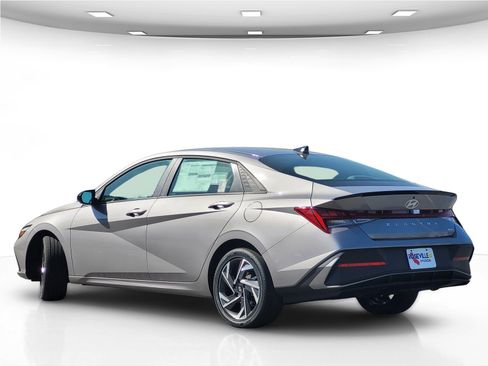 New 2025 Hyundai Elantra SEL image 5
