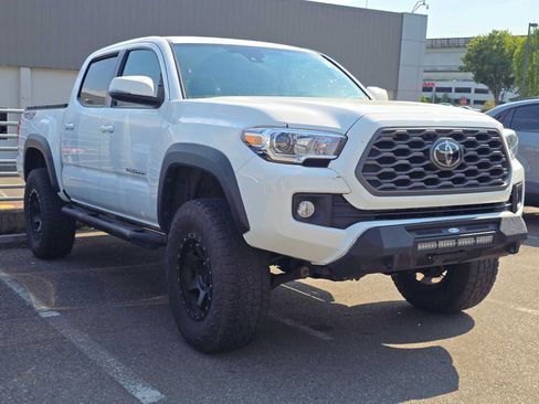 Used 2018 Toyota Tacoma TRD Off-Road w/ Technology Package AWD/4WD image 3