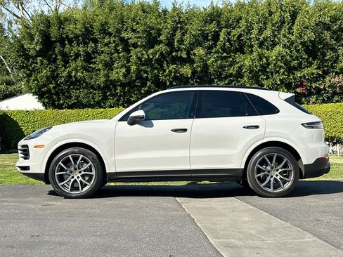 Used 2022 Porsche Cayenne Platinum Edition image 2