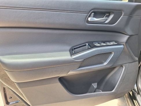 Used 2025 Nissan Pathfinder SL FWD image 31