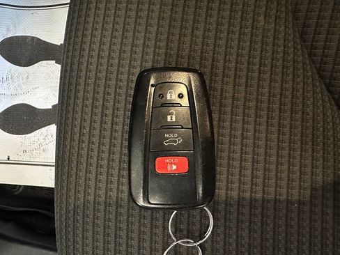 Used 2022 Toyota Highlander LE AWD/4WD image 17