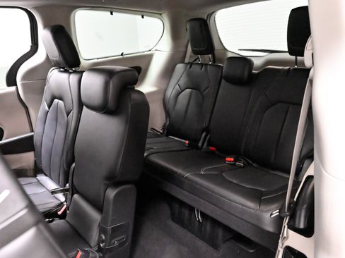 Used 2023 Chrysler Pacifica Touring-L w/ Uconnect Theater Family Group FWD image 58