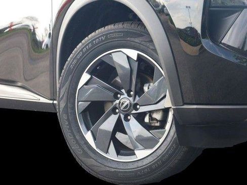 Used 2025 Nissan Rogue SV image 3