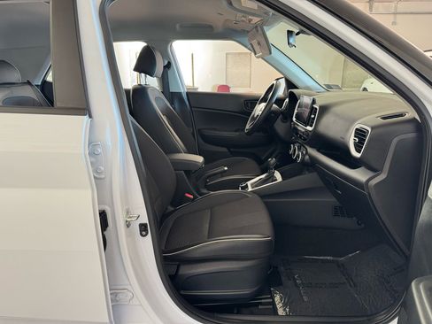 Used 2022 Hyundai Venue Limited image 32