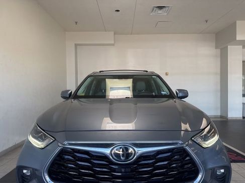 Used 2021 Toyota Highlander Limited FWD image 3