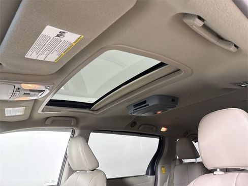 Used 2014 Toyota Sienna XLE image 41