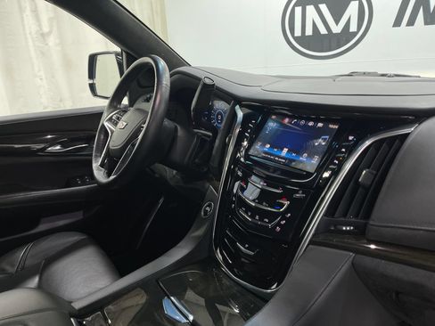 Used 2018 Cadillac Escalade Platinum AWD/4WD image 21