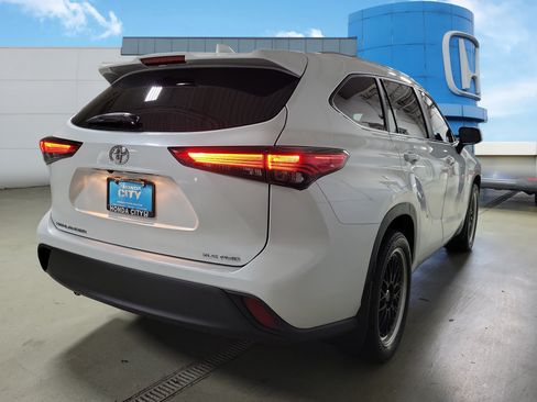 Used 2023 Toyota Highlander XLE AWD/4WD image 5