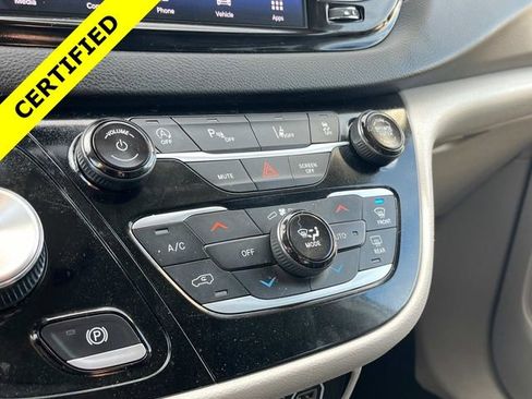 Certified 2024 Chrysler Pacifica Touring-L image 24