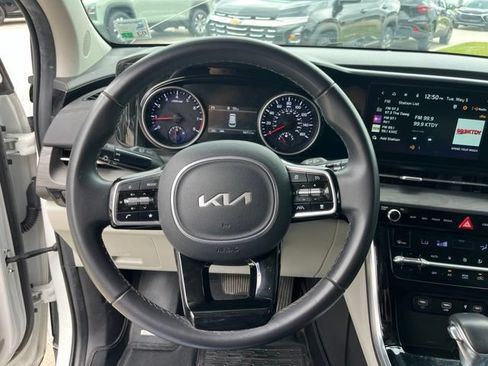 Used 2024 Kia Carnival EX FWD image 14