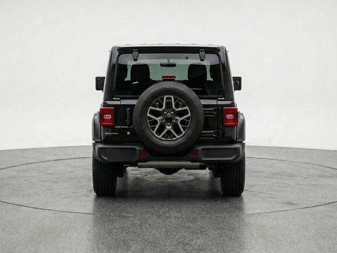 Used 2025 Jeep Wrangler Sahara image 7