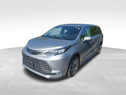 Used 2021 Toyota Sienna XLE FWD image 2