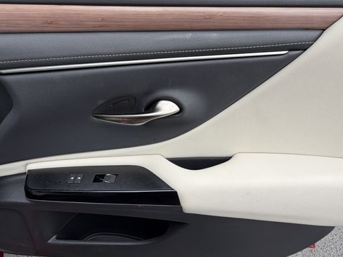 Used 2025 Lexus ES 300h w/ Premium Package FWD image 35
