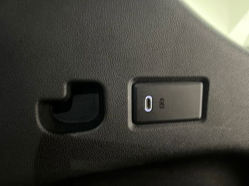 Used 2025 Chevrolet Suburban Z71 AWD/4WD image 31