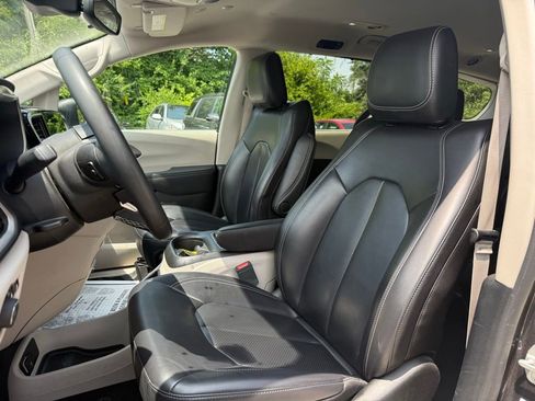 Used 2023 Chrysler Pacifica Touring-L FWD image 9