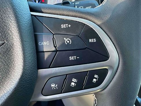 Used 2024 Chrysler Pacifica Touring-L image 19