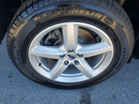 Used 2019 Ford Explorer XLT image 9