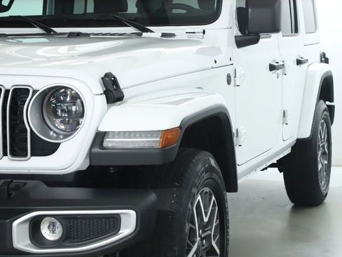 Used 2025 Jeep Wrangler Unlimited Sahara AWD/4WD image 5