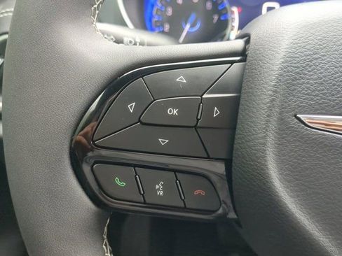 Used 2025 Chrysler Pacifica Limited image 26