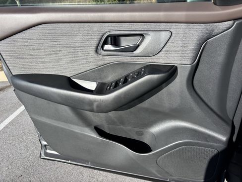 Used 2023 Nissan Rogue S image 12