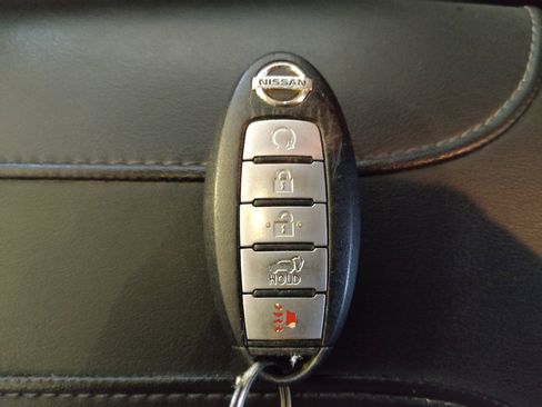 Used 2018 Nissan Rogue SV w/ Premium Package FWD image 32