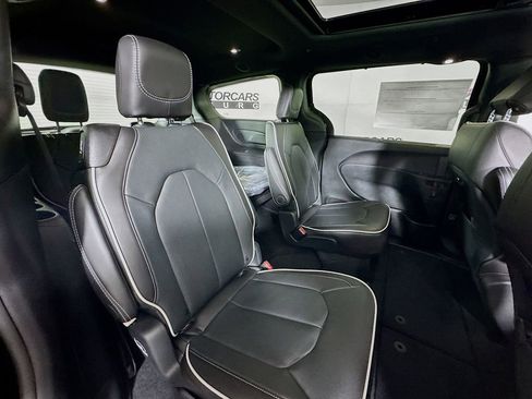 New 2026 Chrysler Pacifica Limited FWD image 30