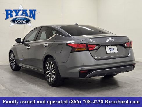 Used 2024 Nissan Altima 2.5 SV image 3