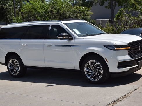 New 2026 Lincoln Navigator L Reserve AWD/4WD image 4