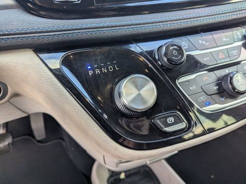 Used 2021 Chrysler Pacifica Touring-L image 18