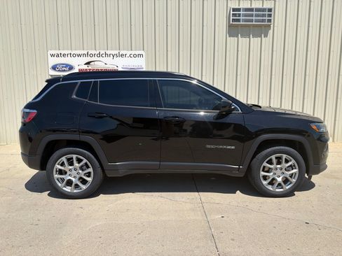Used 2023 Jeep Compass Latitude AWD/4WD image 1