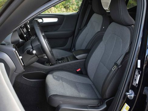 Used 2025 Volvo XC40 B5 Core image 9