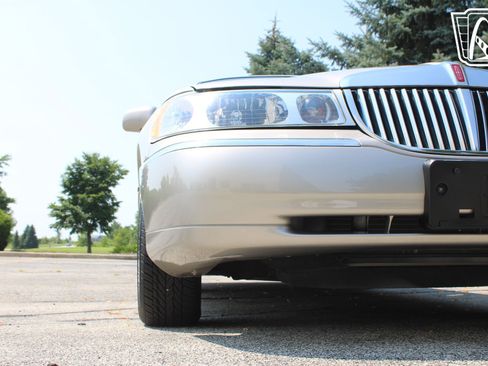 Used 2002 Lincoln Town Car Executive RWD image 40