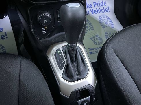 Used 2017 Jeep Renegade Latitude AWD/4WD image 25
