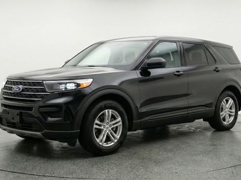 Used 2024 Ford Explorer XLT w/ Equipment Group 202A image 3