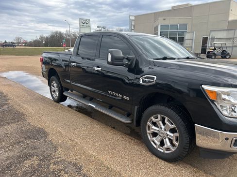 Used 2017 Nissan Titan SV image 15