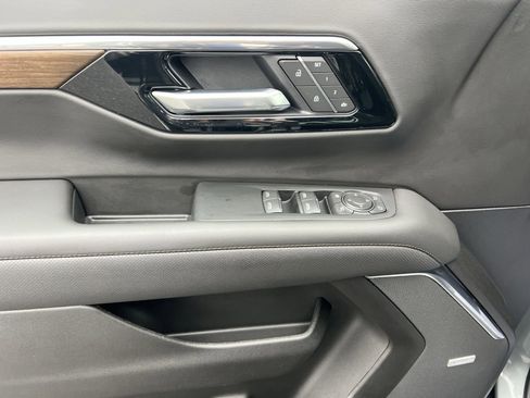 Used 2025 Chevrolet Tahoe High Country image 15