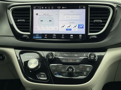 Used 2024 Chrysler Pacifica Touring-L FWD image 34