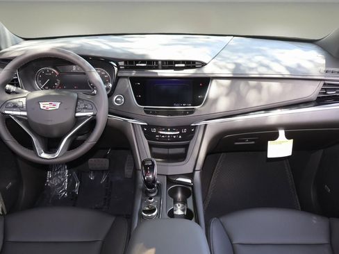 New 2025 Cadillac XT6 Luxury image 14