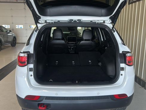 Used 2025 Jeep Compass Trailhawk AWD/4WD image 10