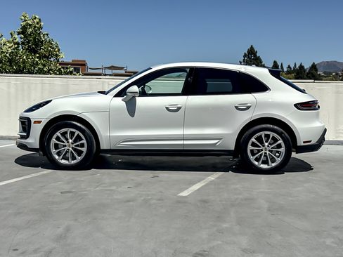 Certified 2023 Porsche Macan AWD/4WD image 2