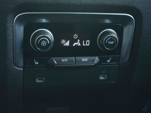 Used 2023 Chevrolet Tahoe Premier AWD/4WD image 40