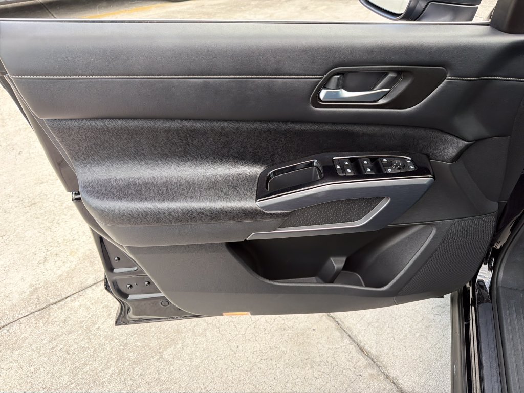 Used 2022 Nissan Pathfinder SL FWD image 17