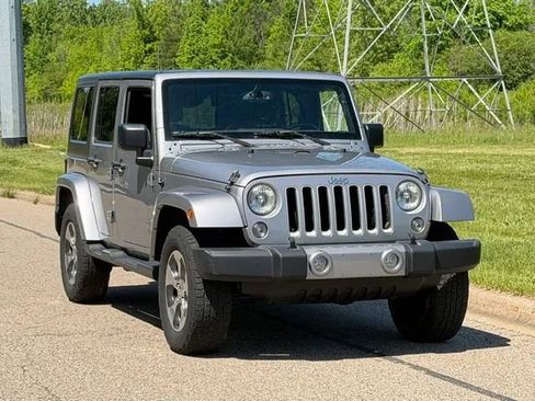 Used 2016 Jeep Wrangler Unlimited Sahara w/ Dual Top Group AWD/4WD image 34