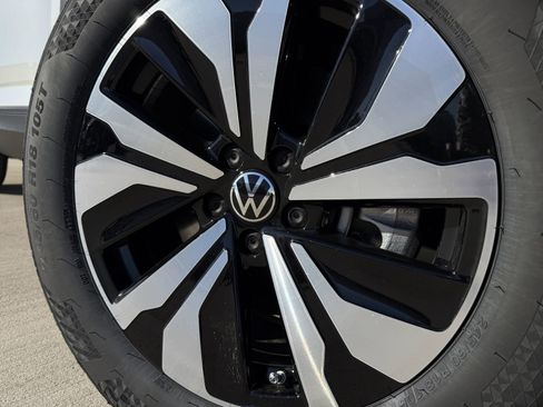 New 2026 Volkswagen Atlas SE image 9