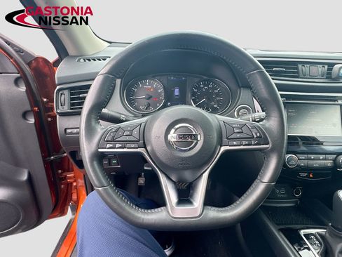 Used 2018 Nissan Rogue SV w/ Premium Package image 14